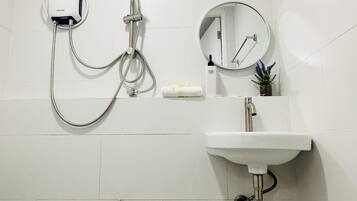 Shower, hair dryer, bidet, towels
