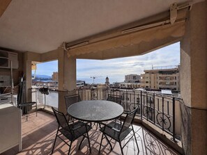 Outdoor dining - Vrbo Property (Beausoleil)