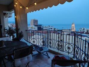 Outdoor dining - Vrbo Property (Beausoleil)