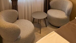 Chambre double, balcon, vue sur la ville | Intérieur