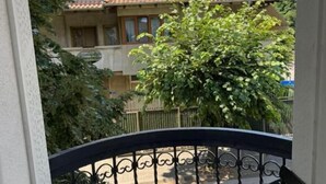 Chambre double, balcon, vue sur la ville | Terrain de l’hébergement