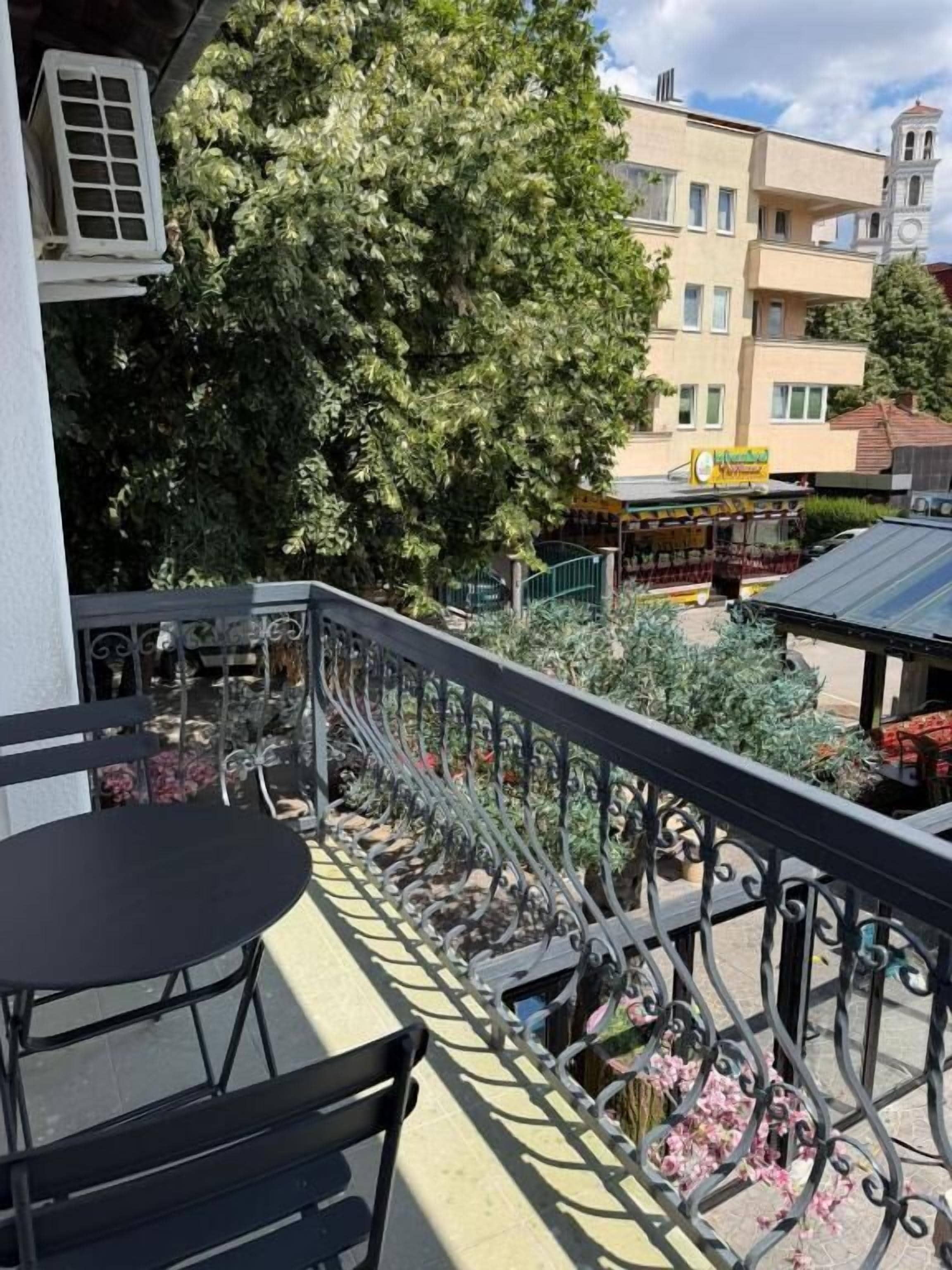 Doppelzimmer, Balkon, Stadtblick | Speisen im Freien
