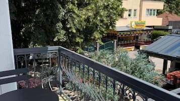 Doppelzimmer, Balkon, Stadtblick | Speisen im Freien
