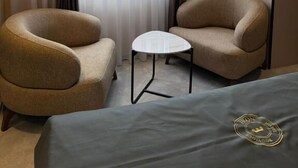 Chambre double, balcon, vue sur la ville | Intérieur