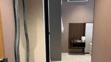 Doppelzimmer, Stadtblick | Badezimmer | Kostenlose Toilettenartikel, Shampoo, Toilettenpapier