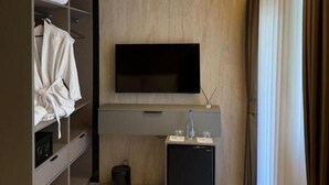 Chambre double, vue sur la ville | Intérieur