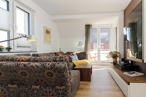 TV connectée, livres, chaîne hi-fi