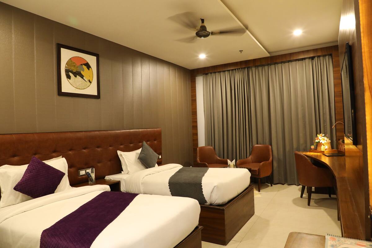 Premium Double or Twin Room | Meja, ruang kerja komputer riba, kalis bunyi, Wi-fi percuma 