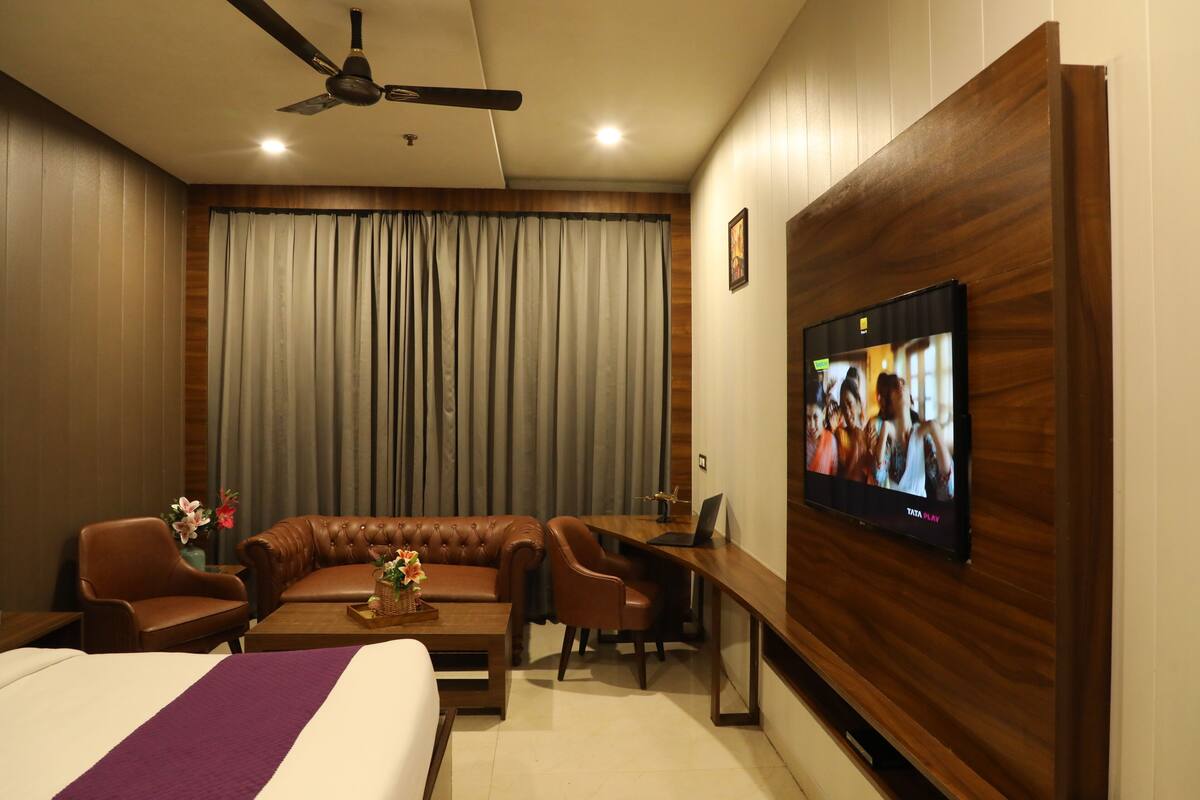 Premium Room | Meja, ruang kerja komputer riba, kalis bunyi, Wi-fi percuma 