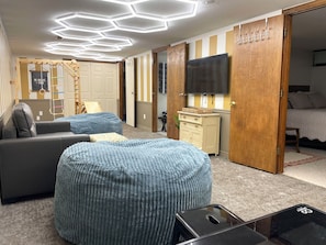 Room - Hot Tub | 2 Game Rooms | Indoor Playground | 17ppl (South Bend)