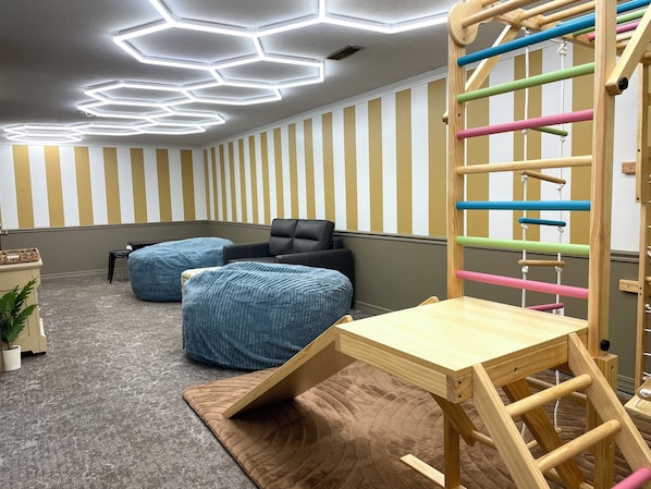 Children’s area - Hot Tub | 2 Game Rooms | Indoor Playground | 17ppl (South Bend)