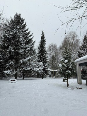 A snowy landscape with snow-covered trees and a bench. - Summer house by Limfjorden near Trend Strand (Løgstør)