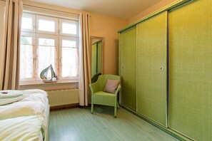 Tabla de planchar con plancha, wifi gratis, ropa de cama