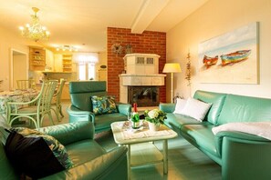 Una Smart TV, una chimenea