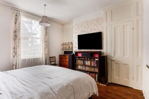 Tabla de planchar con plancha, wifi y ropa de cama 