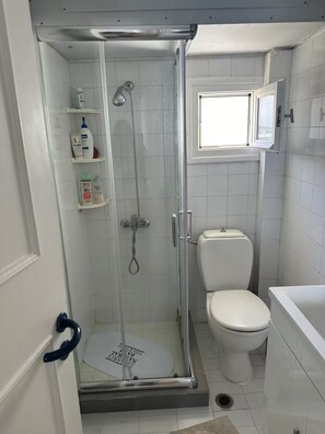 Haartrockner, Handtücher, Seife, Toilettenpapier