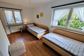 WiFi (free), bed sheets - Landhaus Weikert 2 || Mittenwald (Mittenwald)