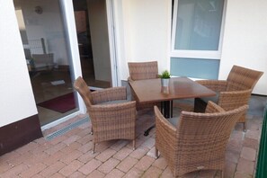 Outdoor dining - Holiday apartment with 2 bedrooms (Cuxhaven - Duhnen)