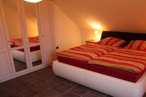Iron/ironing board, travel crib, WiFi (free), bed sheets - "The beautiful view" || Wölpinghausen (Wölpinghausen)