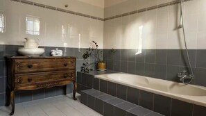 Een douche, een haardroger, een bidet, handdoeken