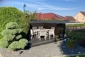 Outdoor dining - Dominant stag at the purple beech (Bad Harzburg)