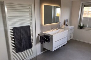 Bathroom - Dominant stag at the purple beech (Bad Harzburg)