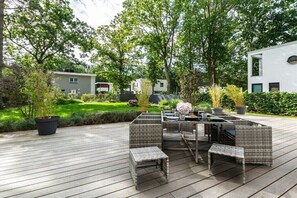 Outdoor dining - Villa Without Limits (Glowe)