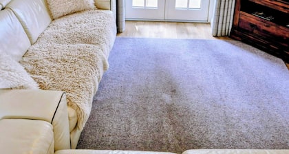 2 Bed House - Sleeps 4 - Pets - Parking - Beach