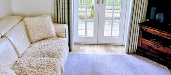 2 Bed House - Sleeps 4 - Pets - Parking - Beach
