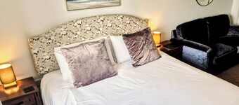 2 Bed House - Sleeps 4 - Pets - Parking - Beach