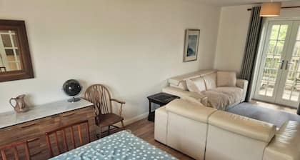 2 Bed House - Sleeps 4 - Pets - Parking - Beach