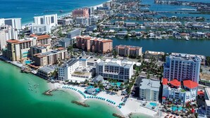 Eine Küstenstadt mit einem Yachthafen, Hotels und einem Strand.