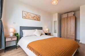 1 slaapkamer, een strijkplank/strijkijzer, gratis wifi, beddengoed