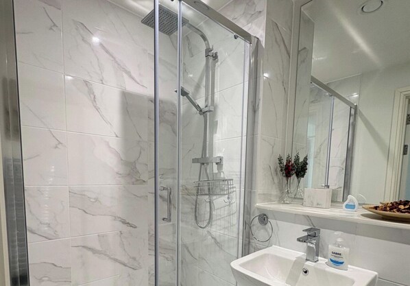 Een douche, een haardroger, handdoeken