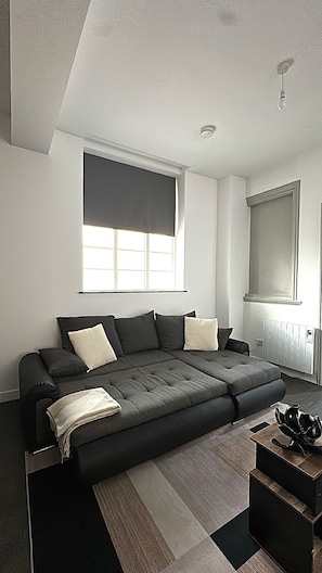 Living area - Apartment Sleeps 8 With Air Conditioning (Sheffield)