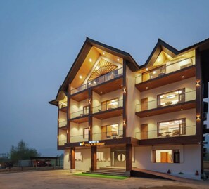 A multi-story hotel with balconies and a sign indicating it is a villa resort. - Hotel White Villa Resort  (Anantnag)