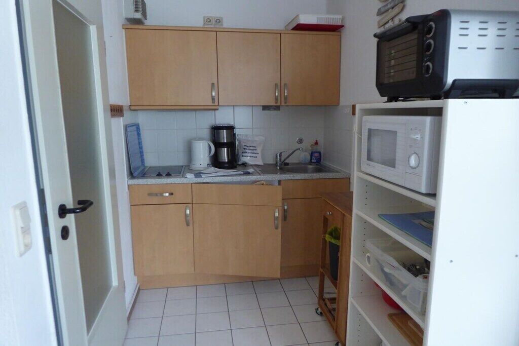 Coffee/tea maker, fridge, microwave, stovetop