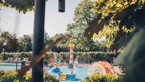 Un parc aquatique doté d’une piscine, de toboggans et d’aires de jeux.