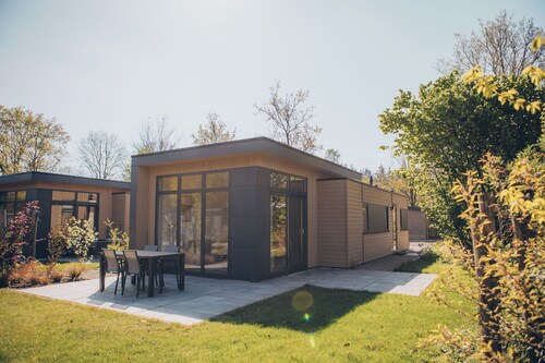 Enjoy luxury and comfort in our spacious Cannenburch Comfort, complete with modern amenities, air conditioning and a stylish pergola for the ultimate holiday experience.