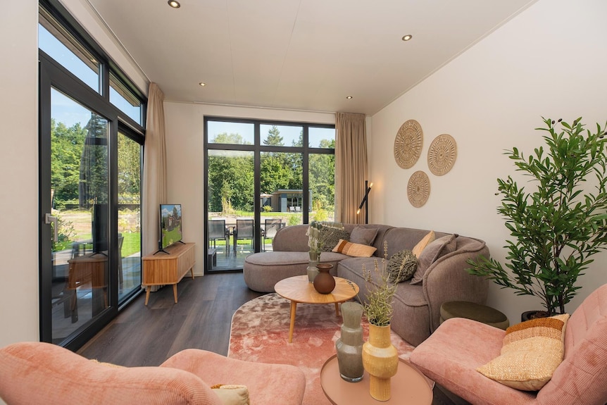 Enjoy Luxury And Comfort In Our Spacious Cannenburch Comfort, Complete With Modern Amenities, Air Conditioning And A Stylish Pergola For The Ultimate Holiday Experience. - Apeldoorn