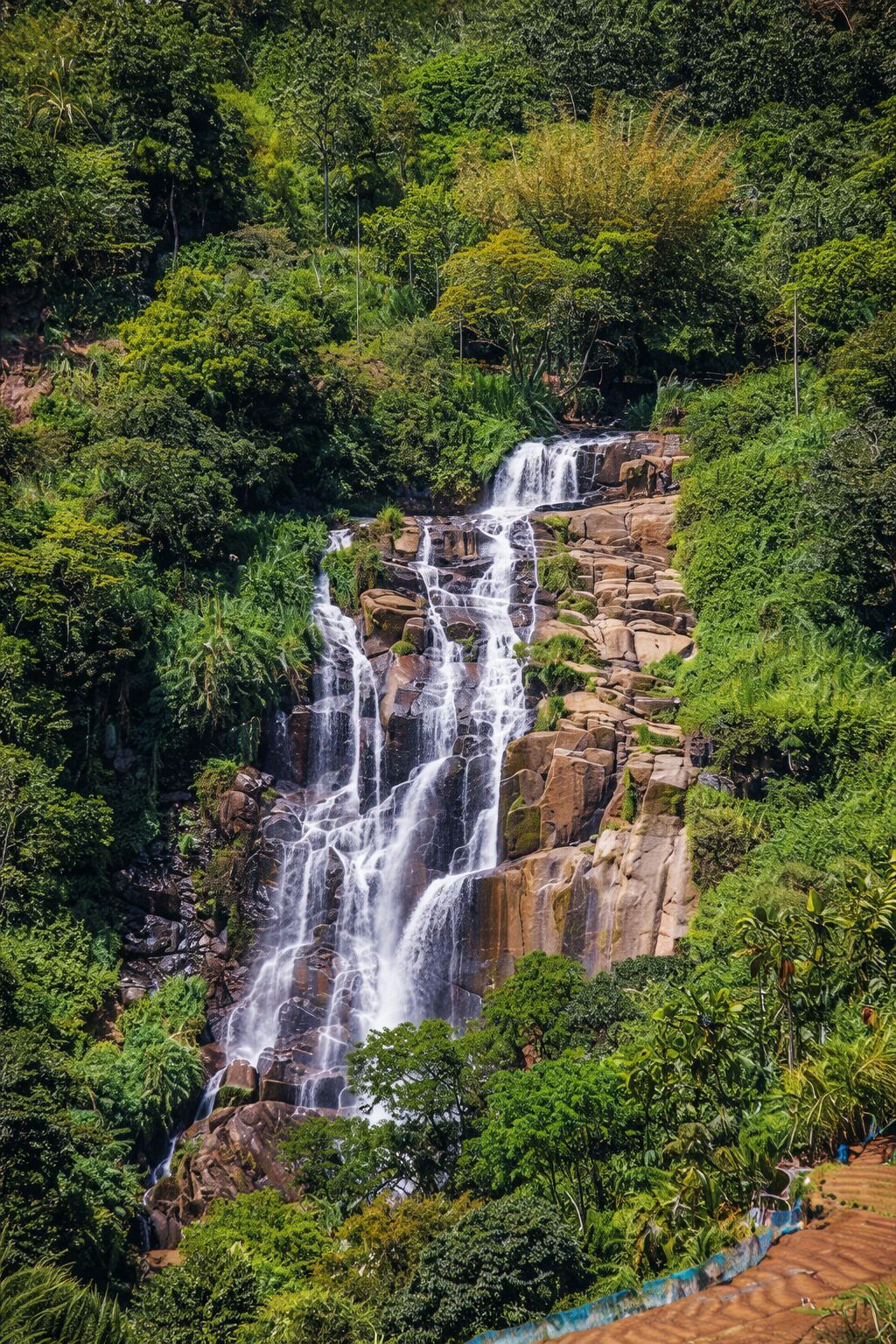 Une cascade à plusieurs niveaux, entourée d’une végétation luxuriante.