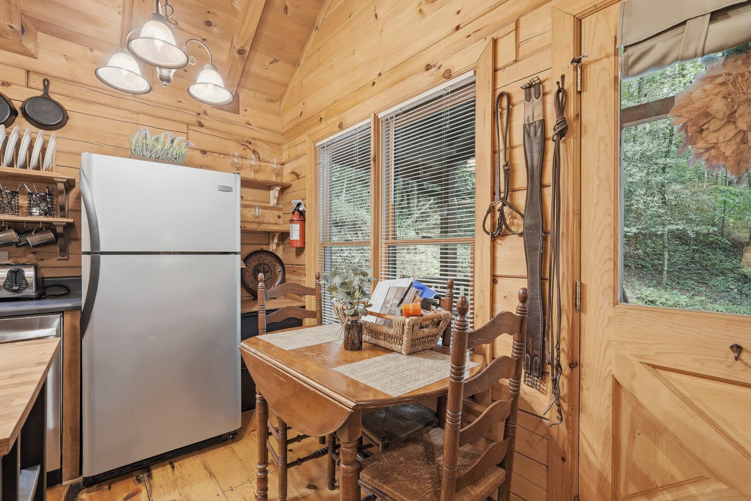 Cabin, 1 Queen Bed, Mountain View (Little Rock Creek Cabin) | Private kitchen