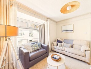 A living room with two sofas, a coffee table, and a lamp. - Coastal Charm | 4BR House | near St Ives Harbour (St Ives)