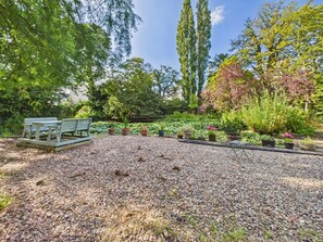 Un espace jardin aménagé avec un sol en gravier, des sièges et des plantes en pot.