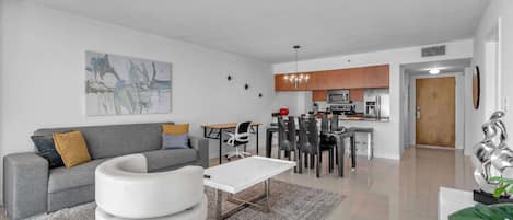 Condo, 1 Queen Bed, City View (Chic City Condo) | Living area