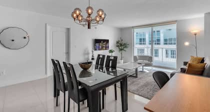 Chic City Condo With Pool & Gym