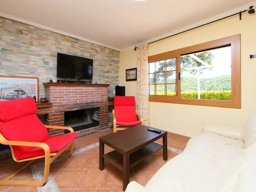 Country House with a Private 11x7m Pool, BBQ, and Views