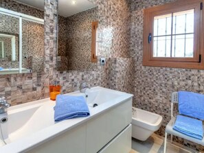 Een douche, een haardroger, handdoeken, zeep