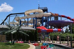 Ein Wasserpark mit mehreren Wasserrutschen und einem Poolbereich.