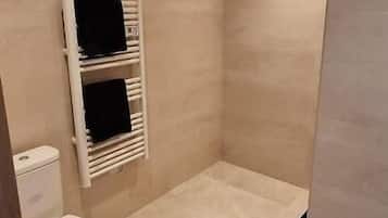 Shower, perlengkapan mandi gratis, pengering rambut, dan handuk